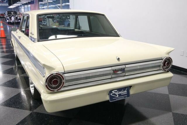 Ford Fairlane 1963 image number 10