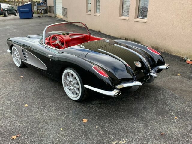 Chevrolet Corvette 1962 image number 11