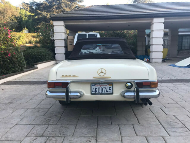 Mercedes-Benz SL-Class 1971 image number 24