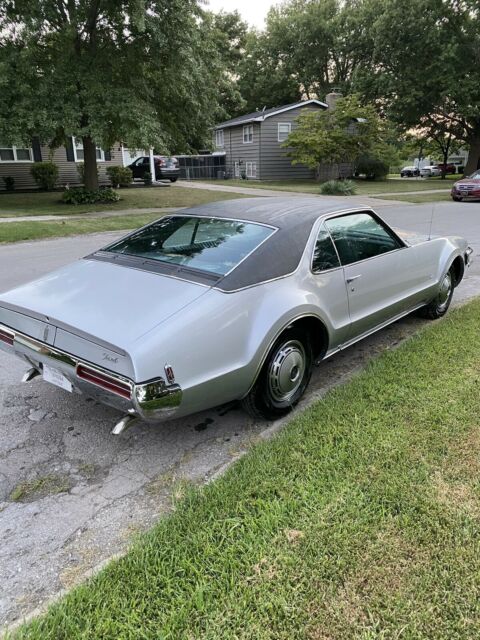 Oldsmobile Toronado 1968 image number 17