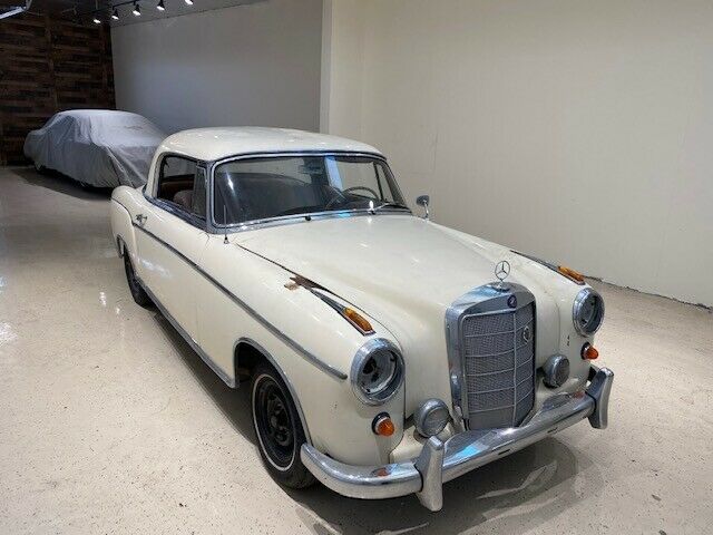 Mercedes-Benz 200-Series 1960 image number 23