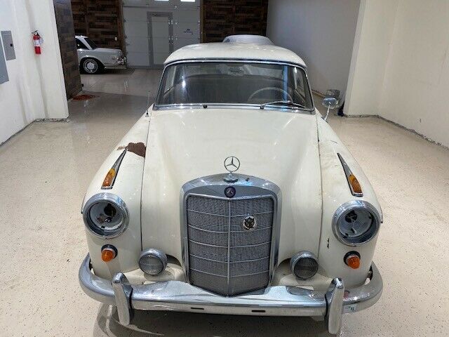 Mercedes-Benz 200-Series 1960 image number 29