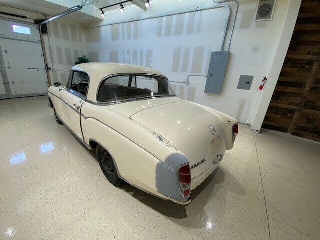 Mercedes-Benz 200-Series 1960 image number 3