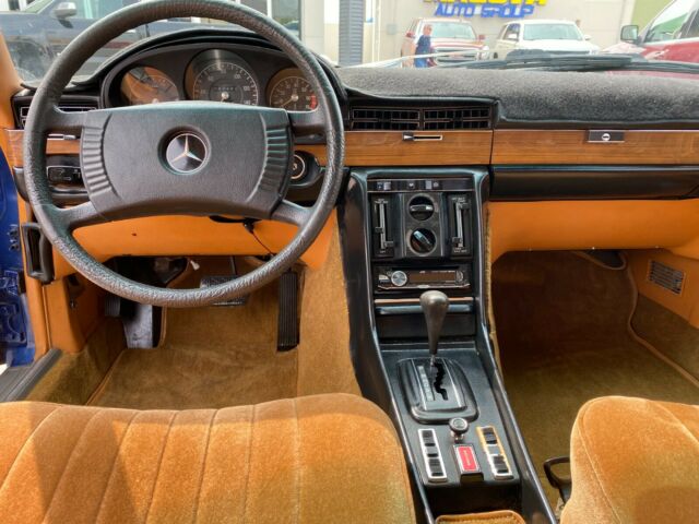 Mercedes-Benz 400-Series 1975 image number 11