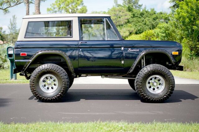 Ford Bronco 1973 image number 1