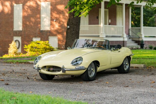 Jaguar E-Type Roadster 1967 image number 36