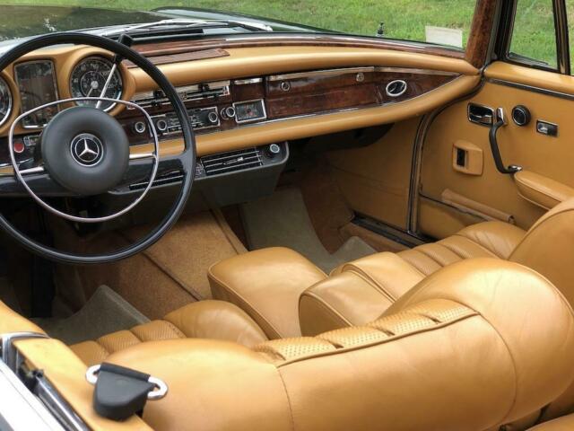 Mercedes-Benz 200-Series 1968 image number 4