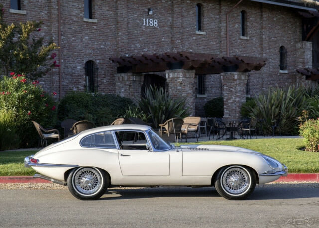 Jaguar E-Type 1966 image number 29