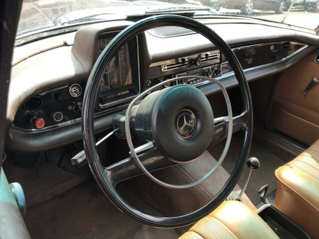 Mercedes-Benz 200 1965 image number 16