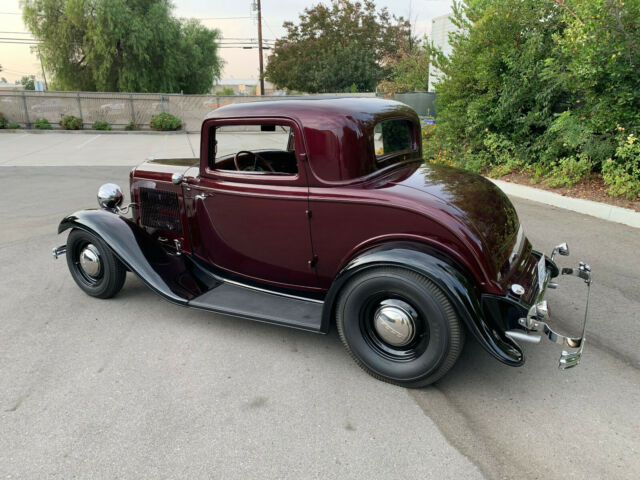 Ford All Steel Deluxe 1932 image number 2