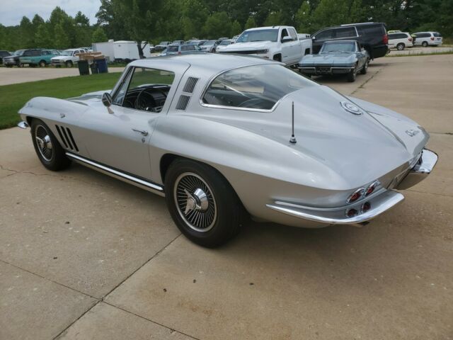 Chevrolet Corvette 1965 image number 9