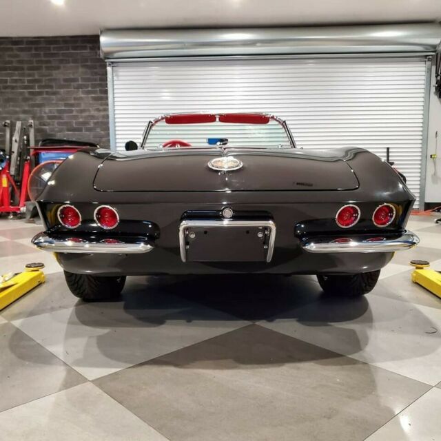 Chevrolet Corvette 1962 image number 23