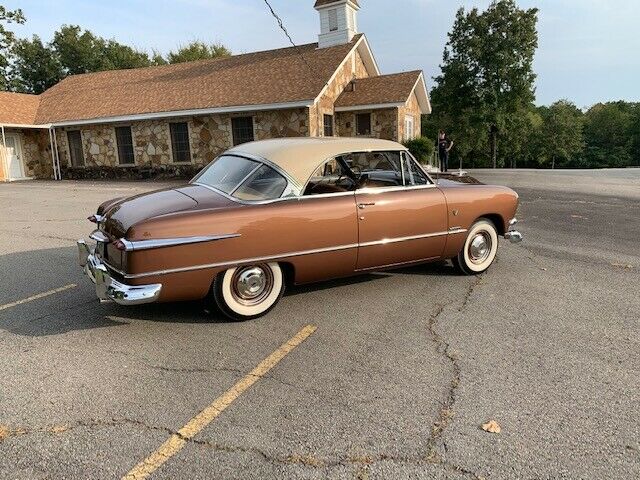 Ford Crown Victoria 1951 image number 2