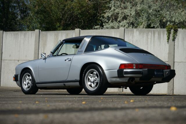 Porsche 911 1975 image number 16