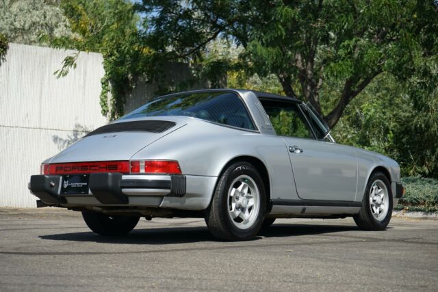 Porsche 911 1975 image number 8