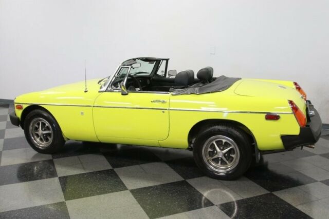 MG MGB 1975 image number 32