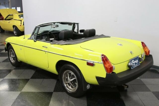 MG MGB 1975 image number 33