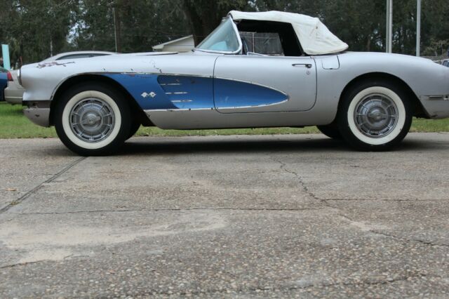 Chevrolet Corvette 1960 image number 25