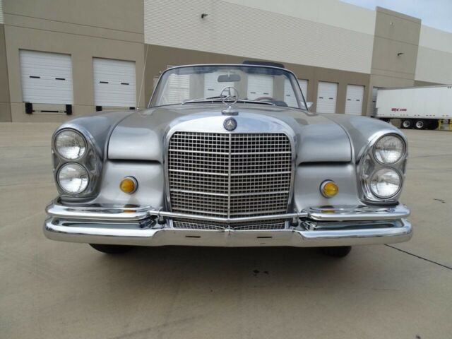 Mercedes-Benz 200-Series 1969 image number 29