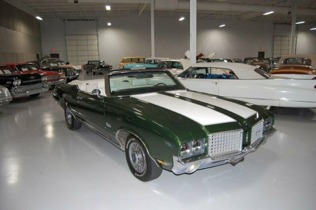 Oldsmobile Cutlass Supreme Convertible 1972 image number 2