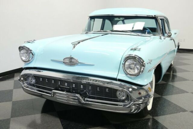 Oldsmobile Ninety-Eight 1957 image number 20