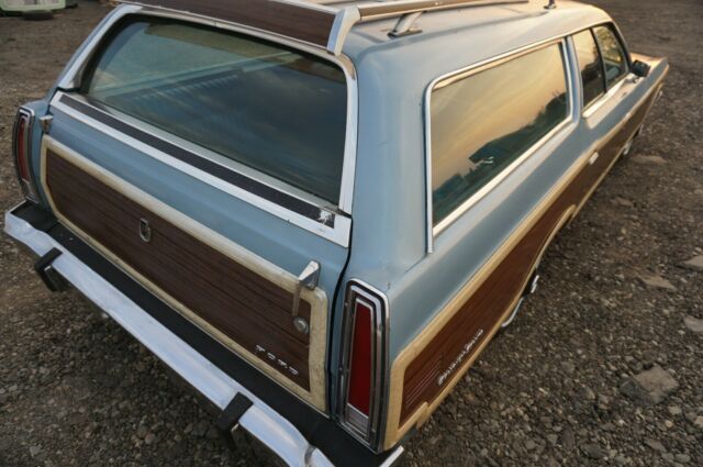 Ford Country Squire 1973 image number 1