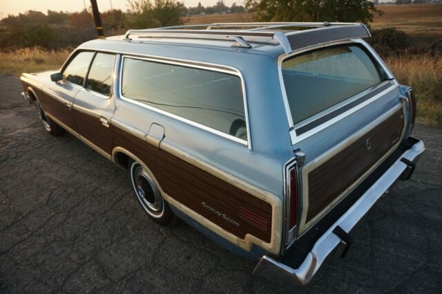 Ford Country Squire 1973 image number 16