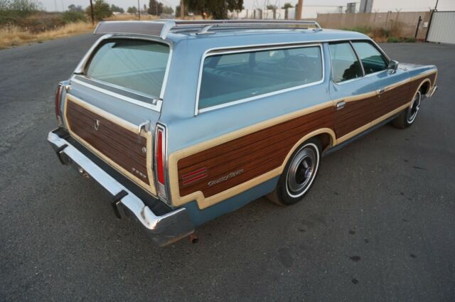 Ford Country Squire 1973 image number 24