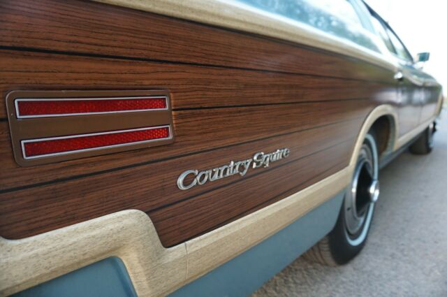 Ford Country Squire 1973 image number 28