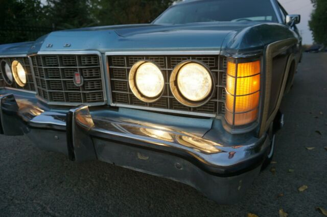 Ford Country Squire 1973 image number 29