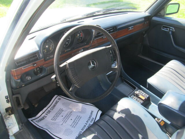 Mercedes-Benz S-Class 1973 image number 37