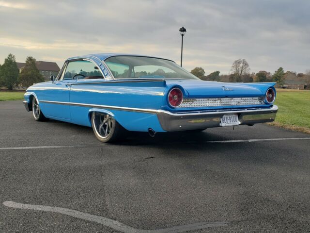 Ford Galaxie 1961 image number 17