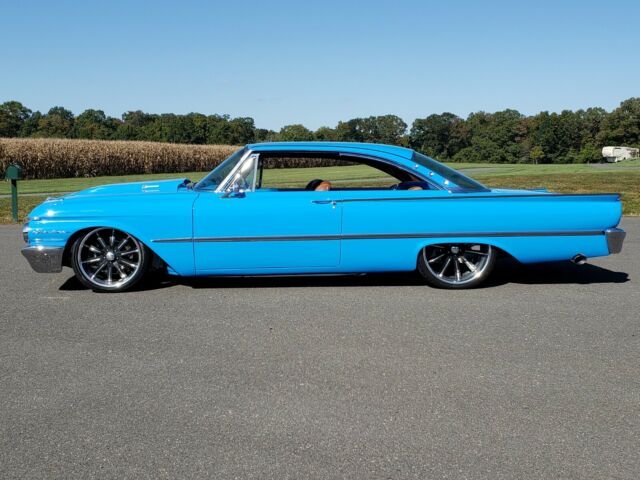 Ford Galaxie 1961 image number 20