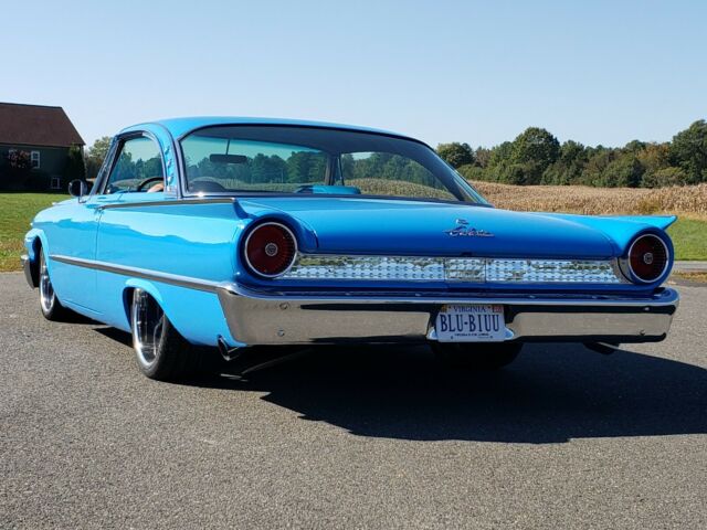 Ford Galaxie 1961 image number 3