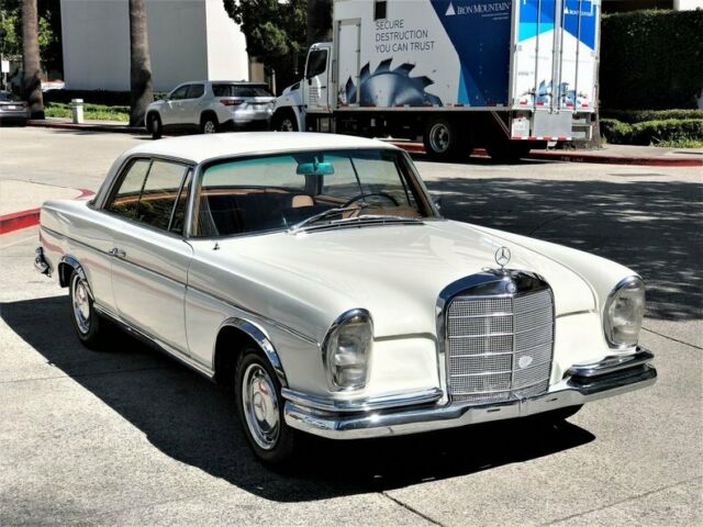 Mercedes-Benz 200-Series 1964 image number 0