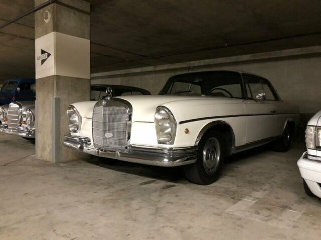 Mercedes-Benz 200-Series 1964 image number 11