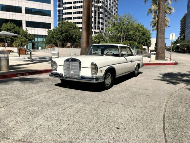 Mercedes-Benz 200-Series 1964 image number 21