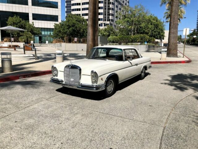 Mercedes-Benz 200-Series 1964 image number 22