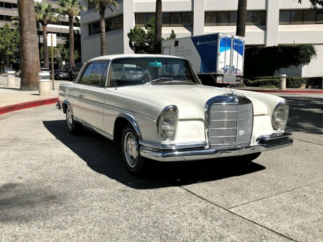 Mercedes-Benz 200-Series 1964 image number 24