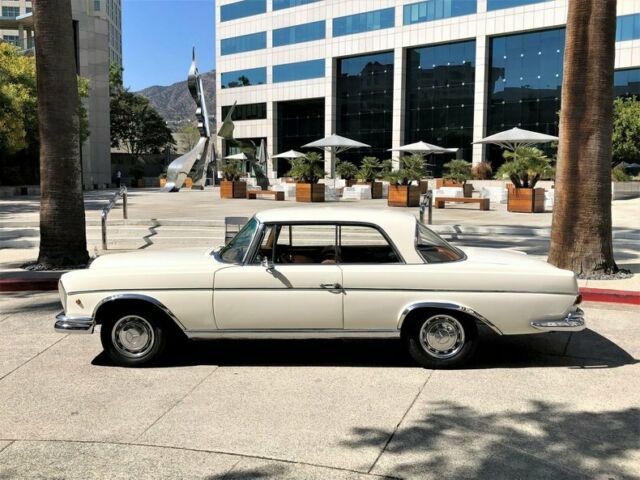 Mercedes-Benz 200-Series 1964 image number 27