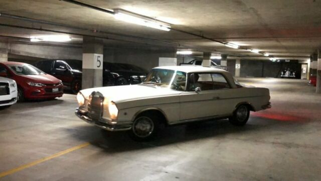 Mercedes-Benz 200-Series 1964 image number 32