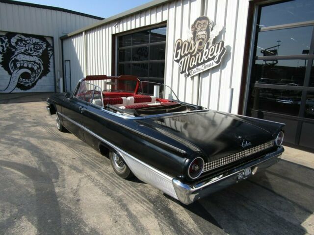 Ford Galaxie 1961 image number 17