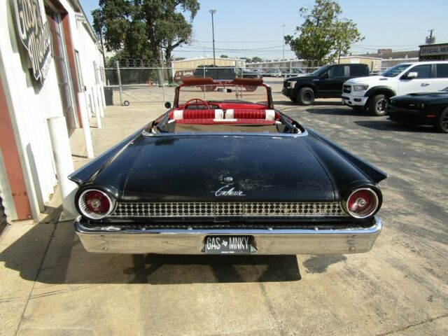 Ford Galaxie 1961 image number 18