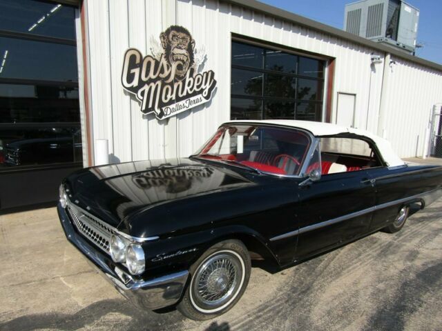 Ford Galaxie 1961 image number 27