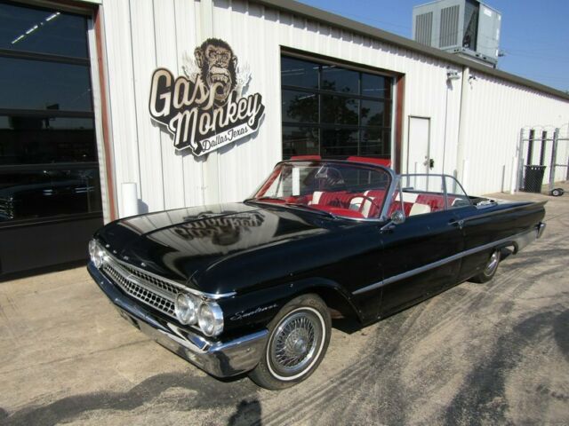 Ford Galaxie 1961 image number 28