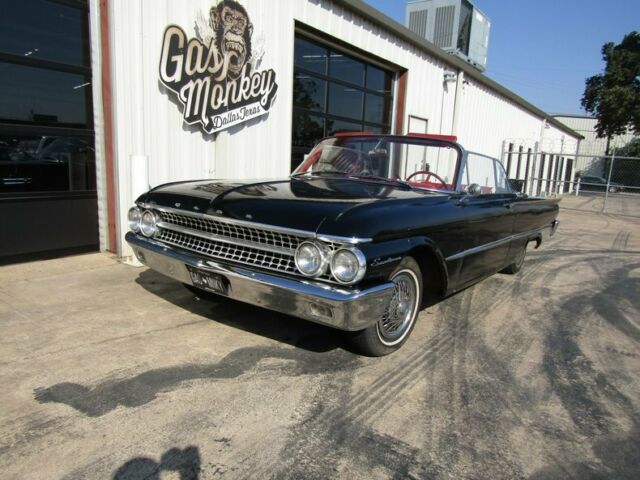 Ford Galaxie 1961 image number 29