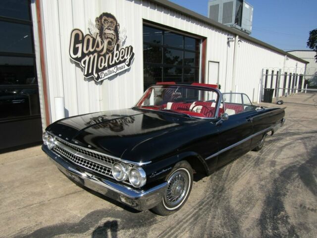 Ford Galaxie 1961 image number 31