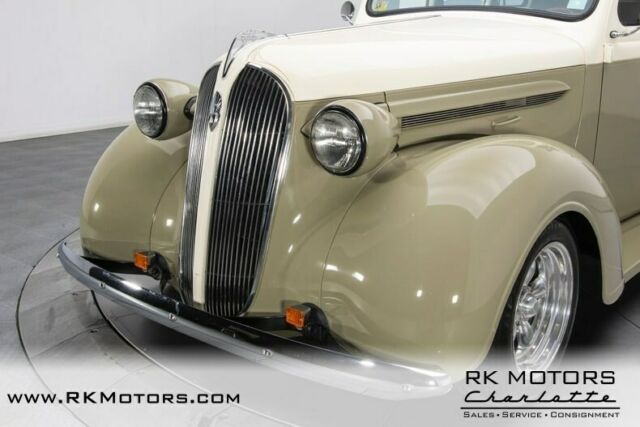 Plymouth Custom 1937 image number 10