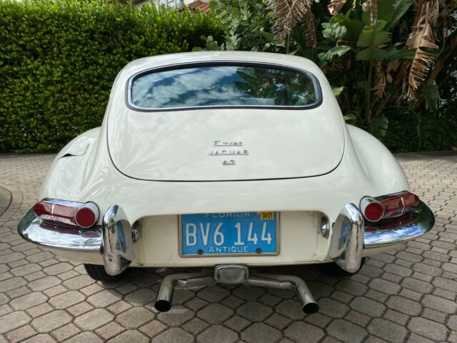 Jaguar E-Type 1968 image number 2