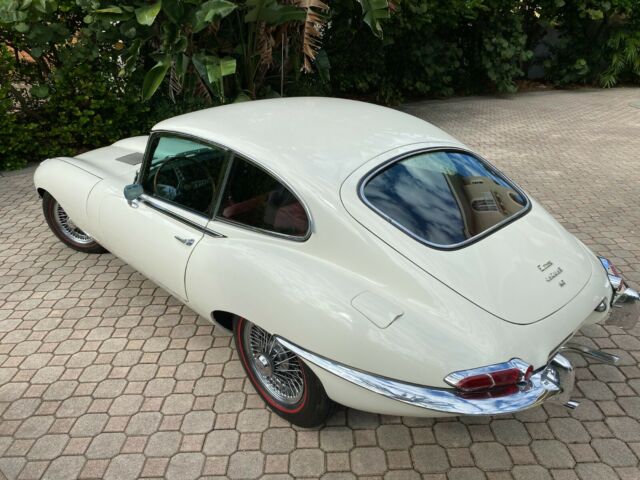 Jaguar E-Type 1968 image number 21